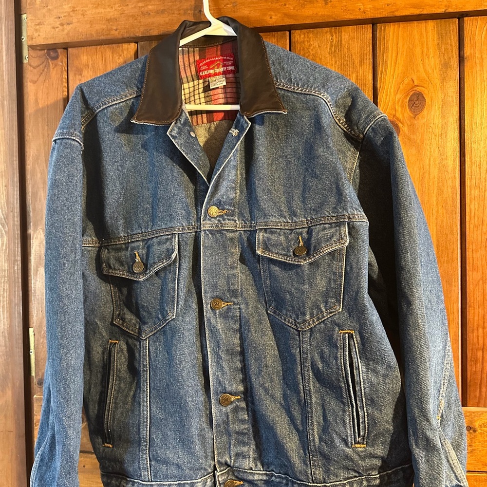 Stylish Denim Jacket with Brown Collar